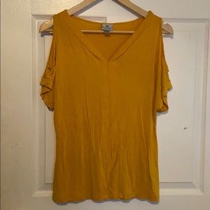 🌸 Yellow cut out shirt